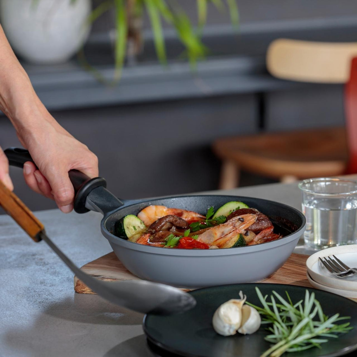 ピースター日本製アルミ製フライパンと網蓋セット 高品質なピースターのフライパン 24cm Peacetar Black Label ノン