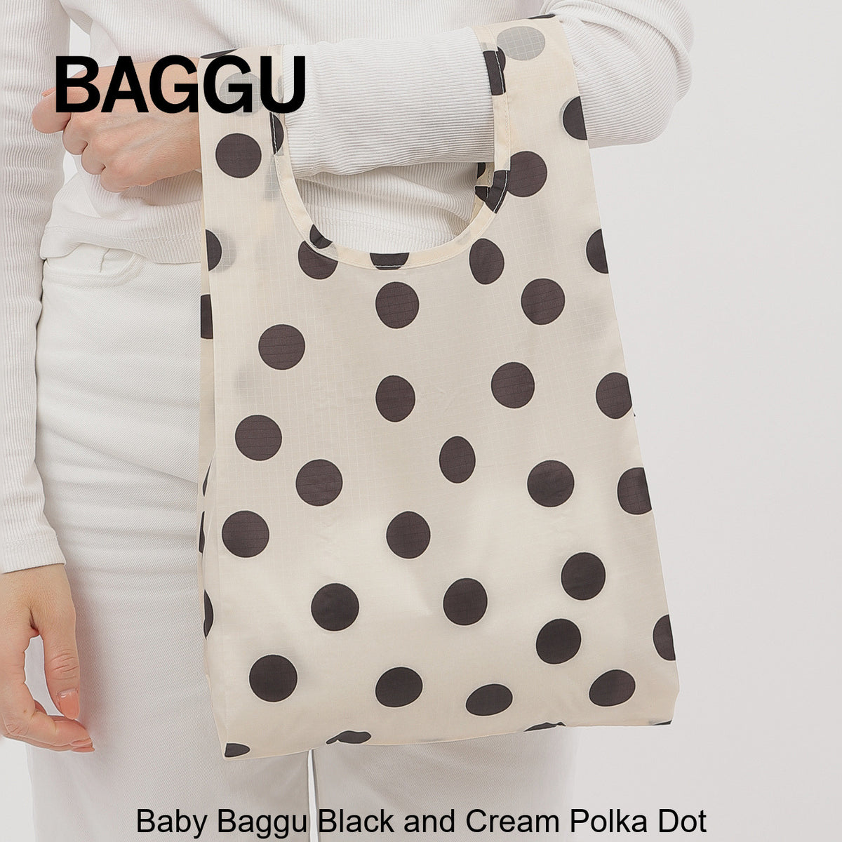 BABY BAGGU ブラックドット 持った時のサイズ感