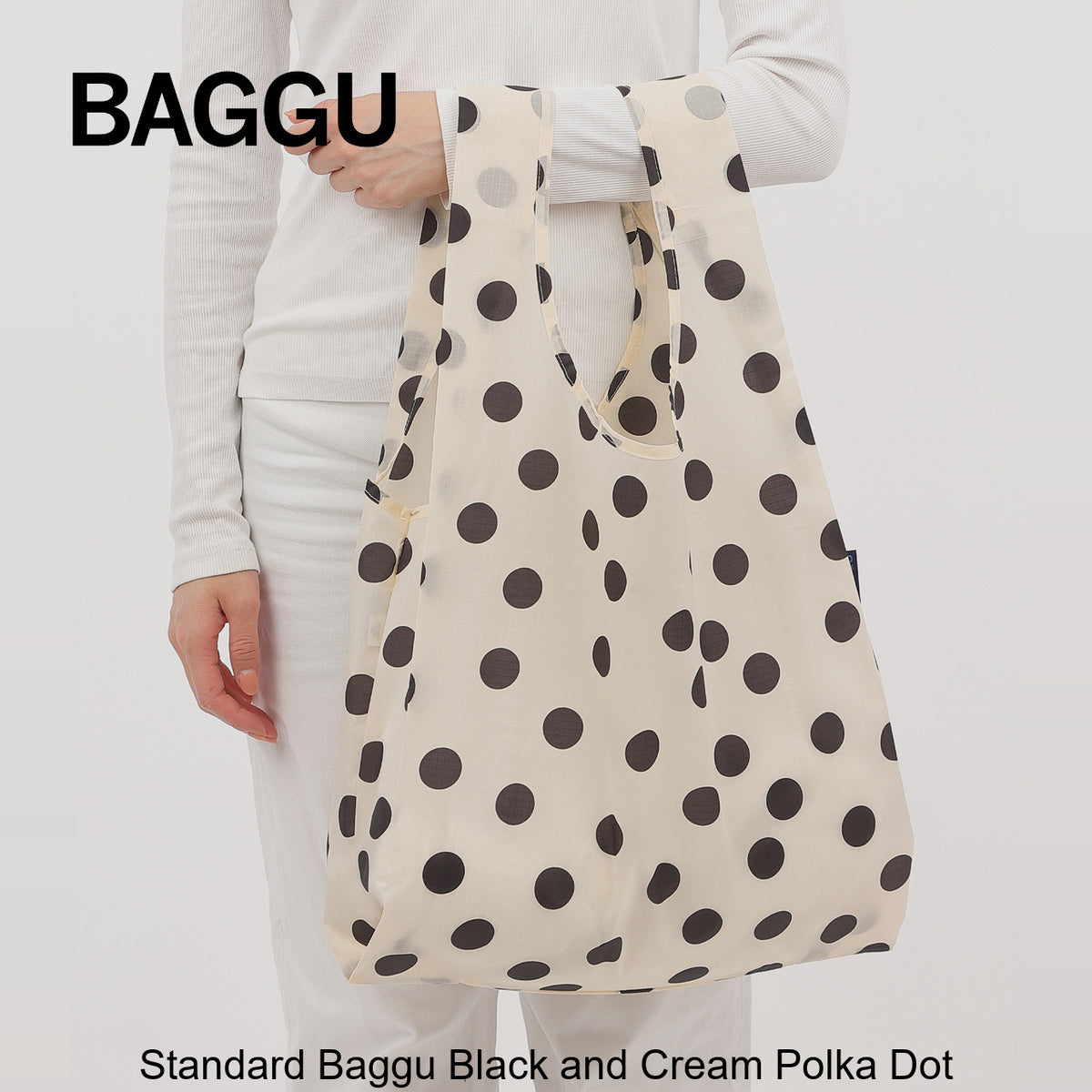 STANDARD BAGGU ブラックドット 持った時のサイズ感